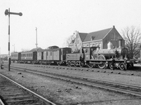 161414 Afbeelding van de stoomlocomotief nr. 1625 (serie 1600) van de N.S. met een trein uit Apeldoorn te Zwolle.